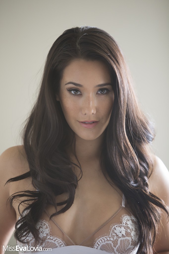 Eva Lovia